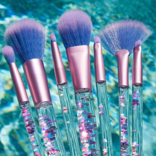 Liquid glitter makeup brush